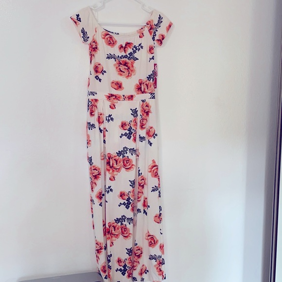 Dresses & Skirts - Adorable white dress with floral patterns